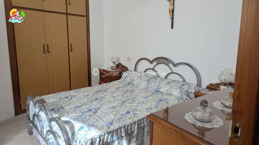 4 soveværelse Byhus til salg i Iznajar - € 129.000 (Ref: 8513796)