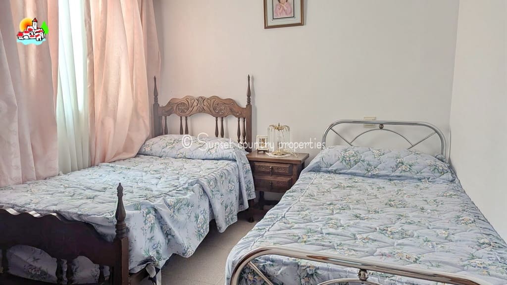 4 soveværelse Byhus til salg i Iznajar - € 129.000 (Ref: 8513796)