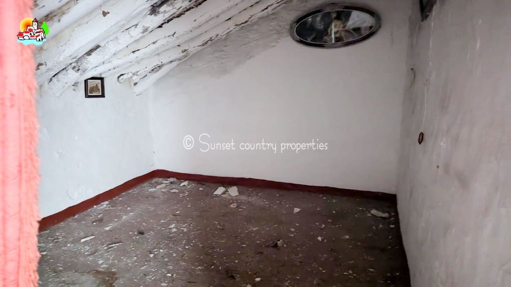 Ruin til salg i Iznajar - € 39.900 (Ref: 8513803)