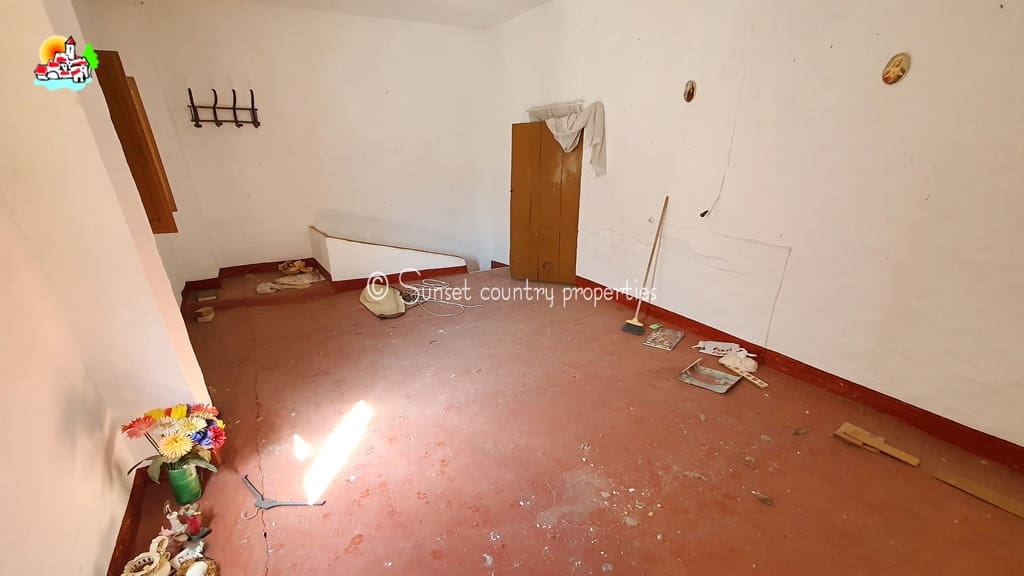 Ruin til salg i Iznajar - € 39.900 (Ref: 8513803)