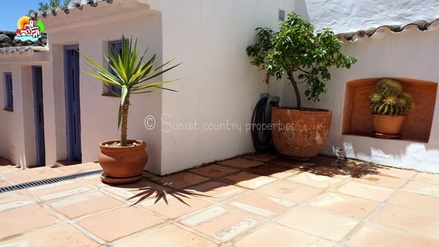 4 soveværelse Finca/Landehus til salg i Iznájar med swimmingpool - € 449.950 (Ref: 8848262)