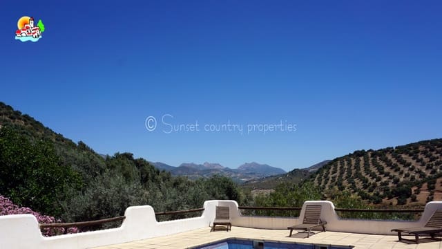 4 soveværelse Finca/Landehus til salg i Iznájar med swimmingpool - € 449.950 (Ref: 8848262)