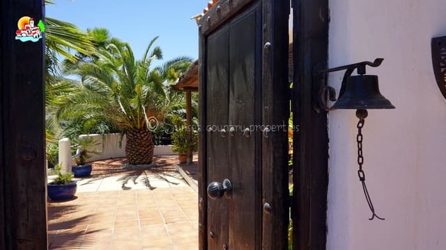 4 soveværelse Finca/Landehus til salg i Iznájar med swimmingpool - € 449.950 (Ref: 8848262)