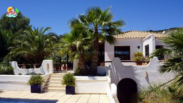 4 soveværelse Finca/Landehus til salg i Iznájar med swimmingpool - € 449.950 (Ref: 8848262)