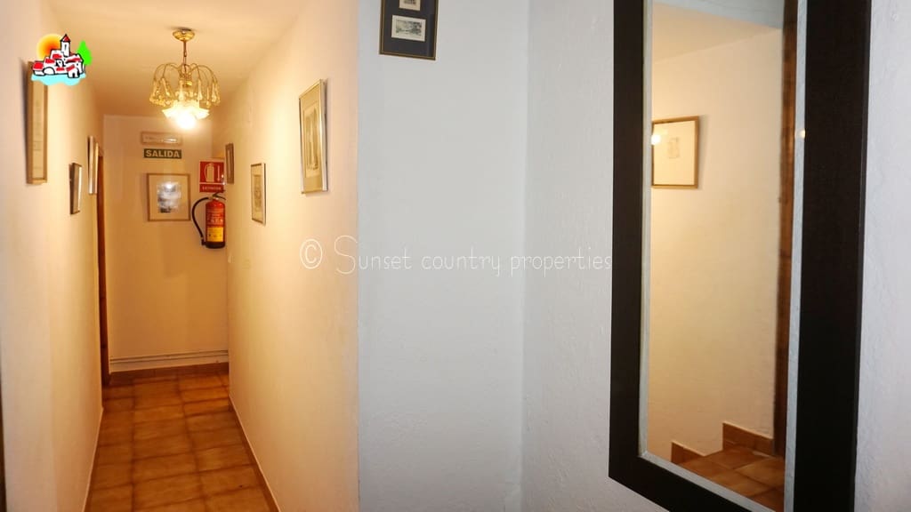 4 soveværelse Finca/Landehus til salg i Iznajar med swimmingpool garage - € 275.000 (Ref: 8880695)