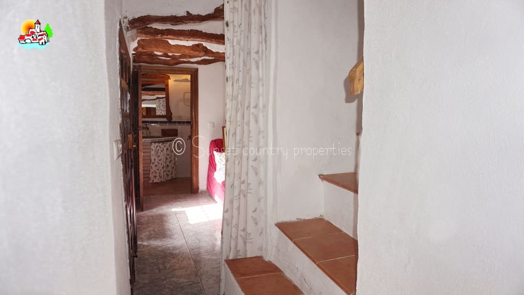 4 soveværelse Finca/Landehus til salg i Iznajar med swimmingpool garage - € 275.000 (Ref: 8880695)