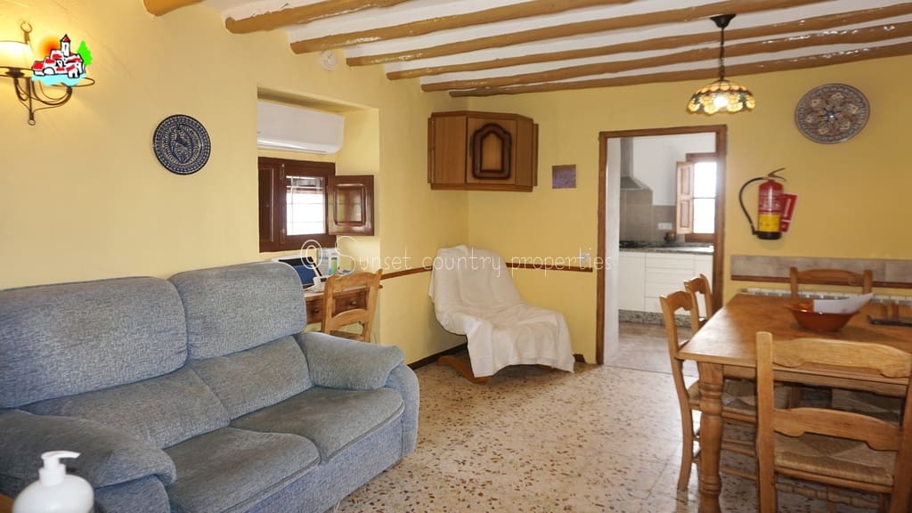 4 soveværelse Finca/Landehus til salg i Iznajar med swimmingpool garage - € 275.000 (Ref: 8880695)