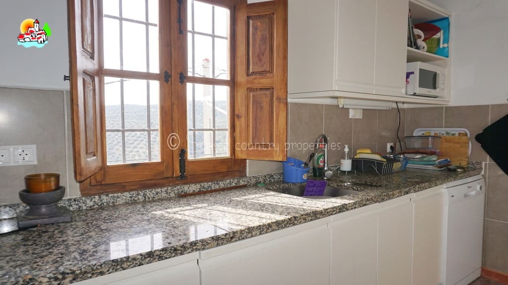 4 soveværelse Finca/Landehus til salg i Iznajar med swimmingpool garage - € 275.000 (Ref: 8880695)