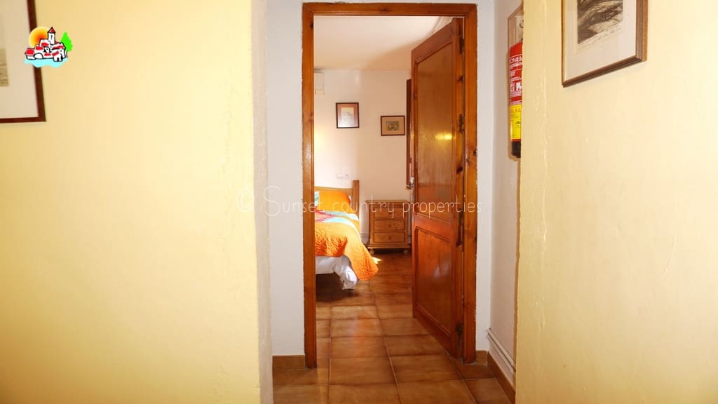 4 soveværelse Finca/Landehus til salg i Iznajar med swimmingpool garage - € 275.000 (Ref: 8880695)