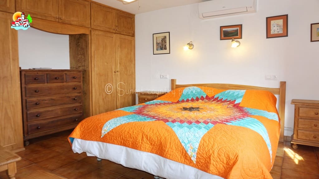 4 soveværelse Finca/Landehus til salg i Iznajar med swimmingpool garage - € 275.000 (Ref: 8880695)