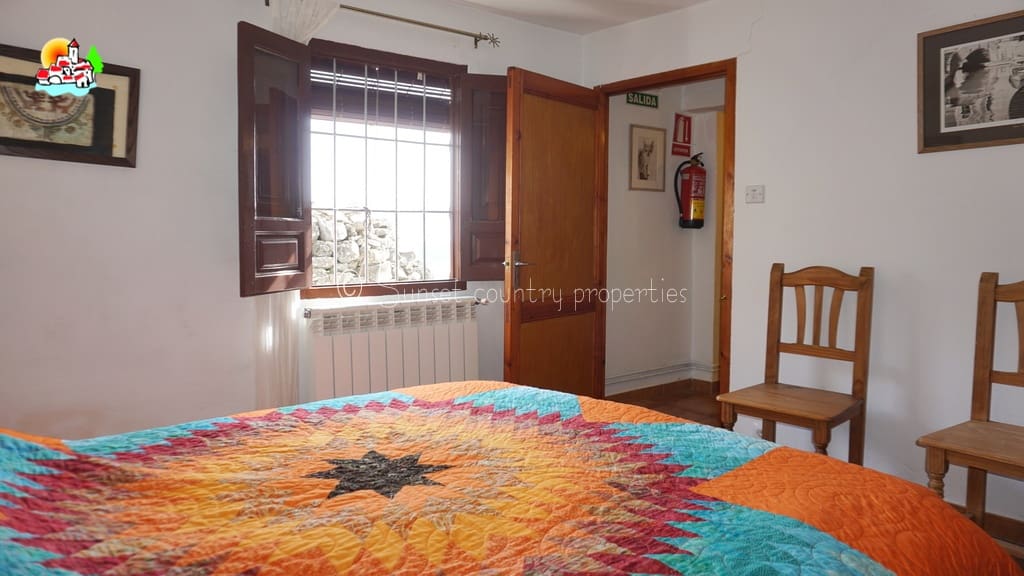 4 soveværelse Finca/Landehus til salg i Iznajar med swimmingpool garage - € 275.000 (Ref: 8880695)