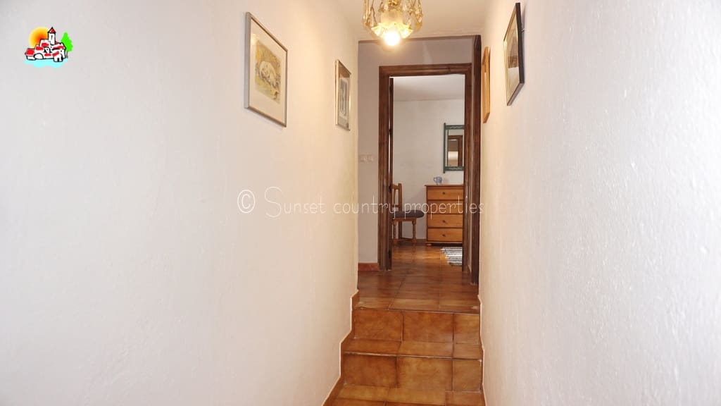 4 soveværelse Finca/Landehus til salg i Iznajar med swimmingpool garage - € 275.000 (Ref: 8880695)