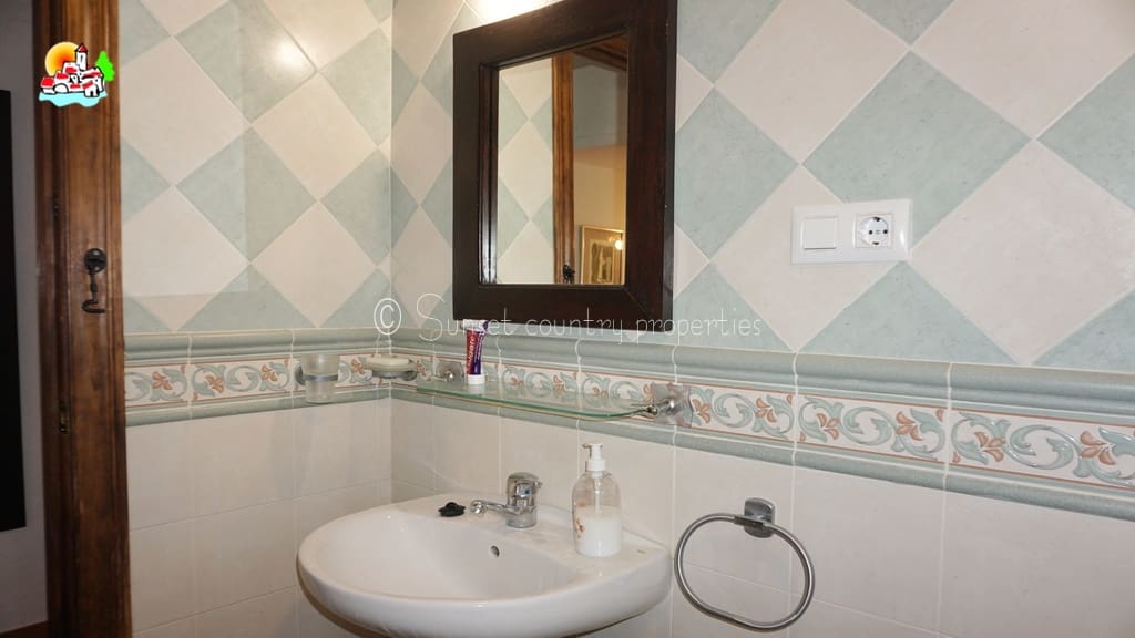 4 soveværelse Finca/Landehus til salg i Iznajar med swimmingpool garage - € 275.000 (Ref: 8880695)