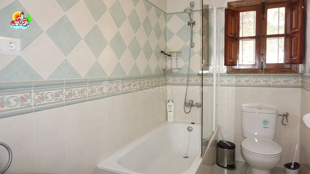 4 soveværelse Finca/Landehus til salg i Iznajar med swimmingpool garage - € 275.000 (Ref: 8880695)