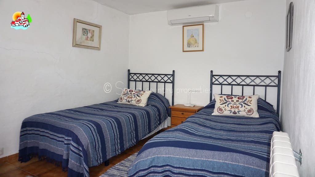 4 soveværelse Finca/Landehus til salg i Iznajar med swimmingpool garage - € 275.000 (Ref: 8880695)