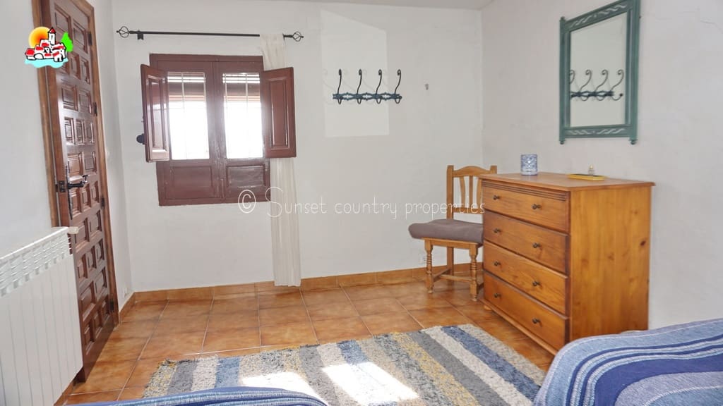 4 soveværelse Finca/Landehus til salg i Iznajar med swimmingpool garage - € 275.000 (Ref: 8880695)