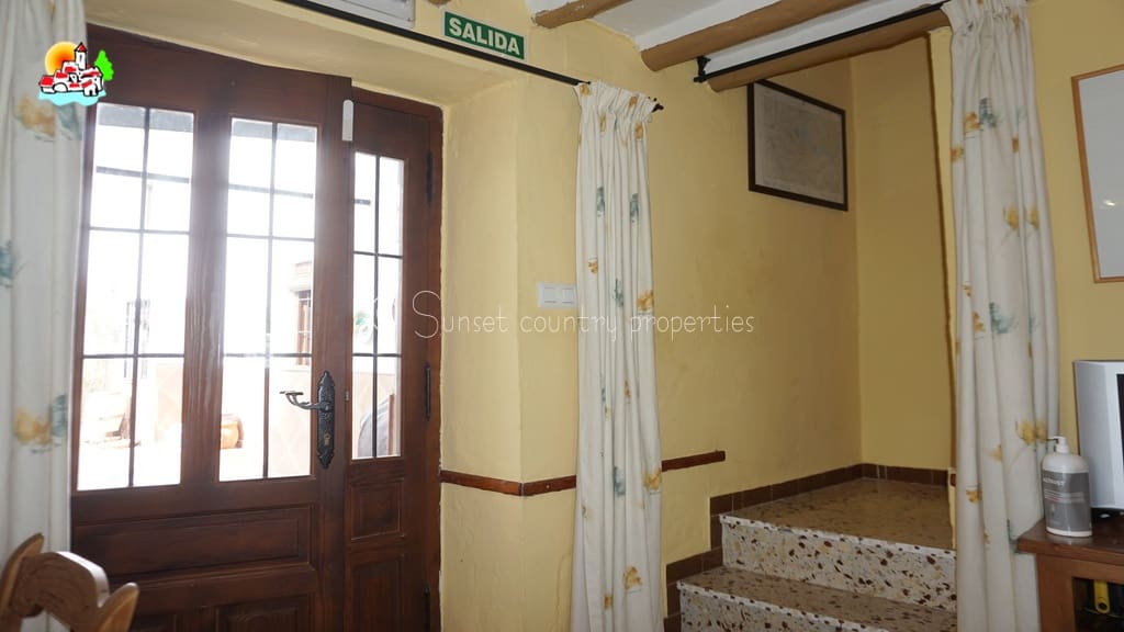 4 soveværelse Finca/Landehus til salg i Iznajar med swimmingpool garage - € 275.000 (Ref: 8880695)