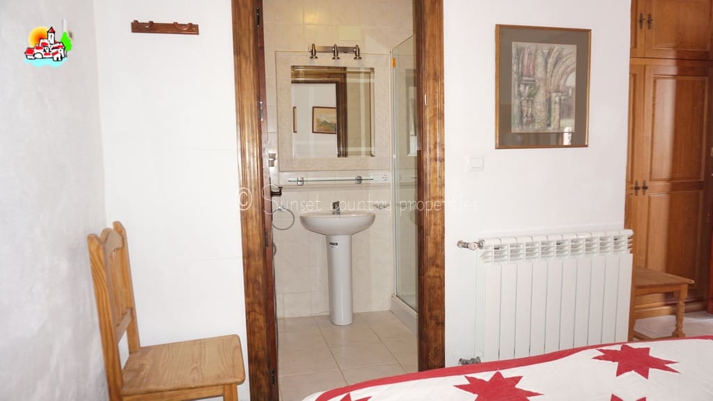 4 soveværelse Finca/Landehus til salg i Iznajar med swimmingpool garage - € 275.000 (Ref: 8880695)