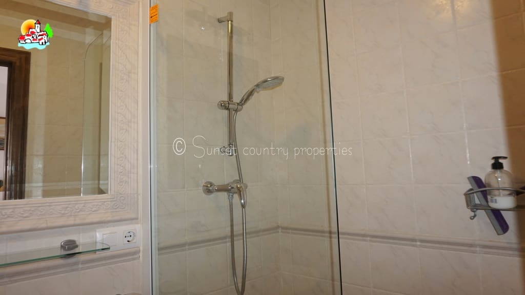 4 soveværelse Finca/Landehus til salg i Iznajar med swimmingpool garage - € 275.000 (Ref: 8880695)