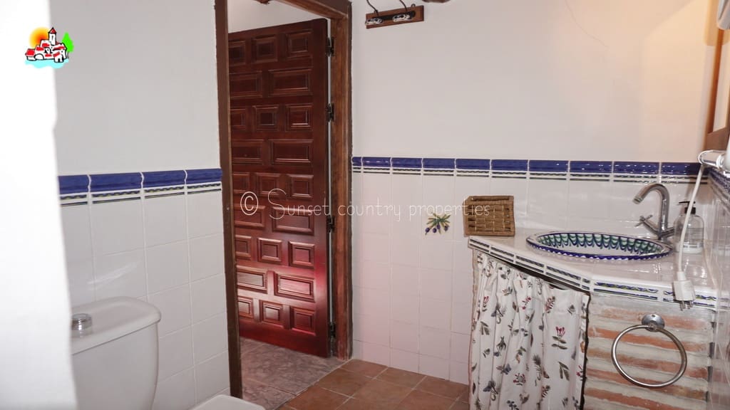 4 soveværelse Finca/Landehus til salg i Iznajar med swimmingpool garage - € 275.000 (Ref: 8880695)