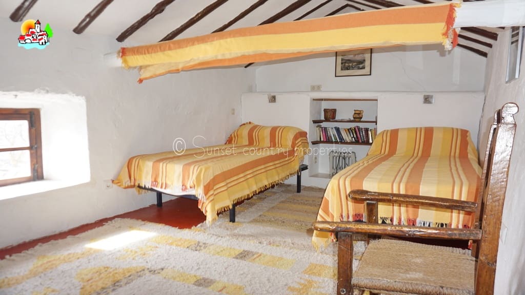 4 soveværelse Finca/Landehus til salg i Iznajar med swimmingpool garage - € 275.000 (Ref: 8880695)