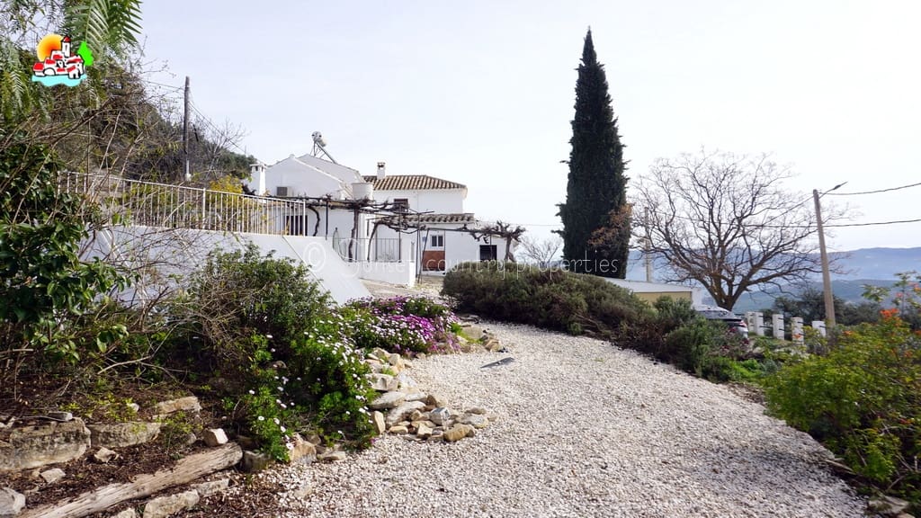 4 soveværelse Finca/Landehus til salg i Iznajar med swimmingpool garage - € 275.000 (Ref: 8880695)