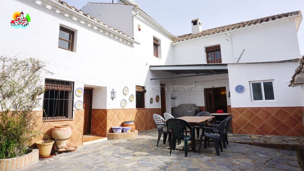 4 soveværelse Finca/Landehus til salg i Iznajar med swimmingpool garage - € 275.000 (Ref: 8880695)