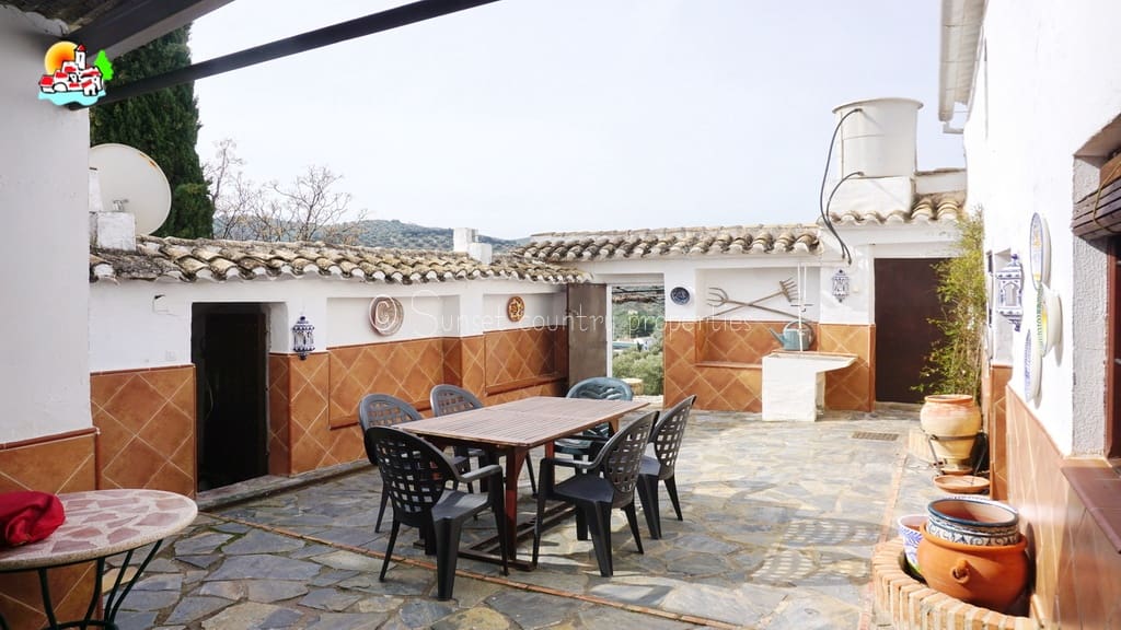 4 soveværelse Finca/Landehus til salg i Iznajar med swimmingpool garage - € 275.000 (Ref: 8880695)