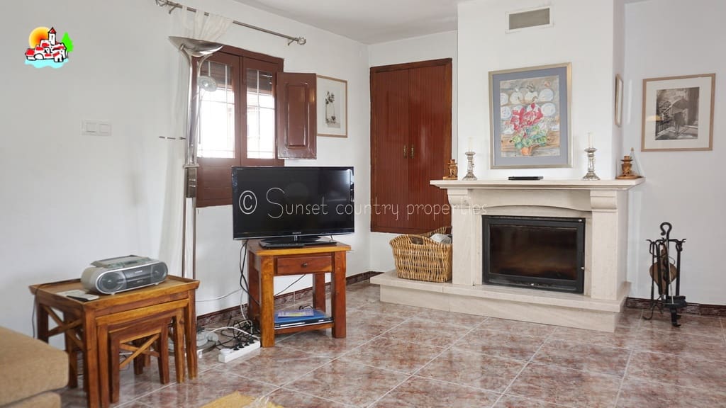 4 soveværelse Finca/Landehus til salg i Iznajar med swimmingpool garage - € 275.000 (Ref: 8880695)