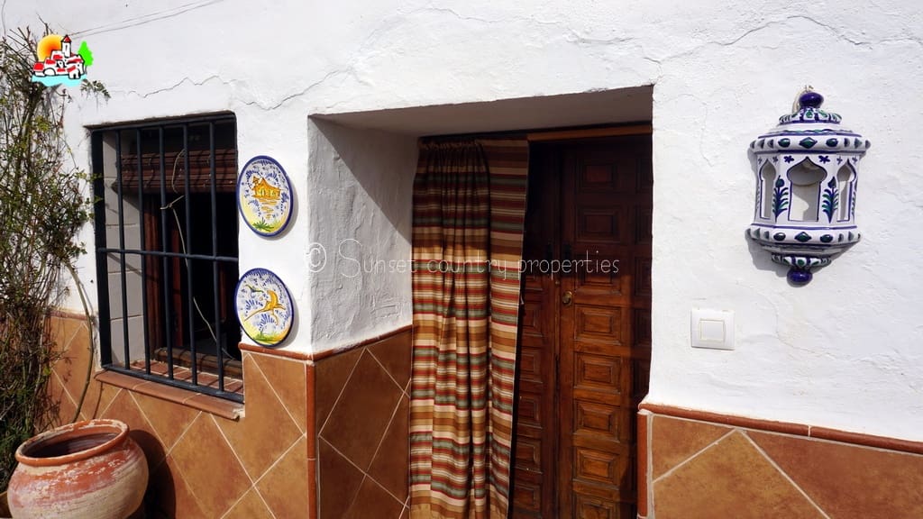 4 soveværelse Finca/Landehus til salg i Iznajar med swimmingpool garage - € 275.000 (Ref: 8880695)