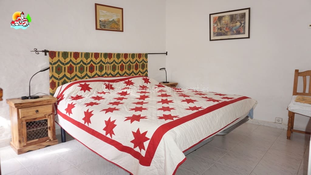 4 soveværelse Finca/Landehus til salg i Iznajar med swimmingpool garage - € 275.000 (Ref: 8880695)