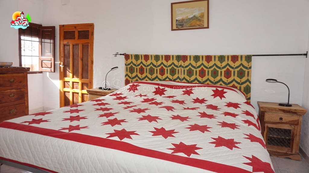 4 soveværelse Finca/Landehus til salg i Iznajar med swimmingpool garage - € 275.000 (Ref: 8880695)