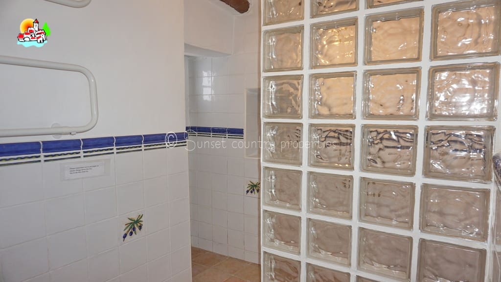 4 soveværelse Finca/Landehus til salg i Iznajar med swimmingpool garage - € 275.000 (Ref: 8880695)