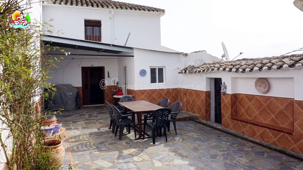 4 soveværelse Finca/Landehus til salg i Iznajar med swimmingpool garage - € 275.000 (Ref: 8880695)