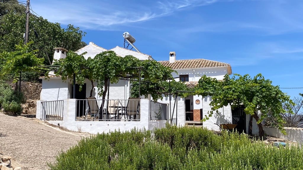 4 soveværelse Finca/Landehus til salg i Iznajar med swimmingpool garage - € 275.000 (Ref: 8880695)