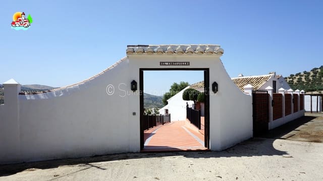 4 bedroom Finca/Country House for sale in Iznájar with pool - € 439,000 (Ref: 9087384)