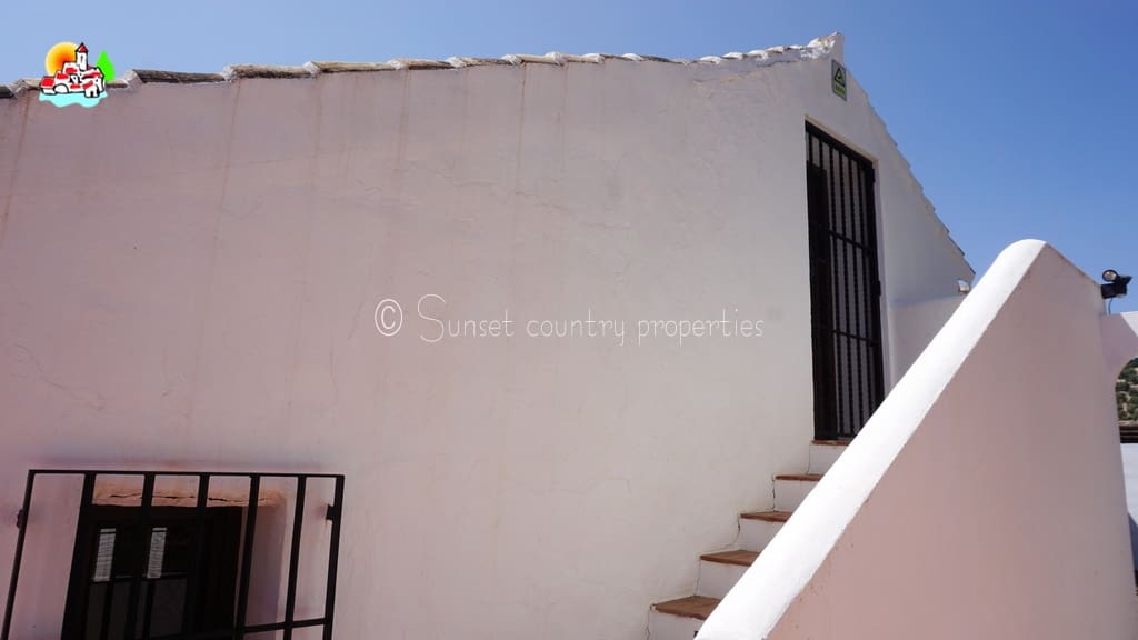4 bedroom Finca/Country House for sale in Iznajar with pool - € 439,000 (Ref: 9087384)