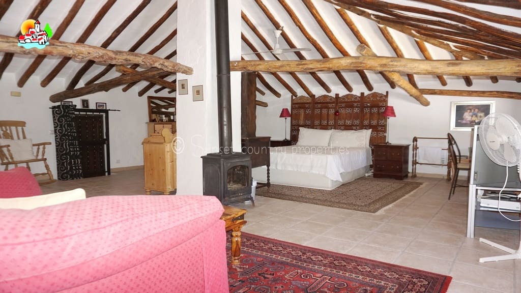 4 bedroom Finca/Country House for sale in Iznajar with pool - € 439,000 (Ref: 9087384)