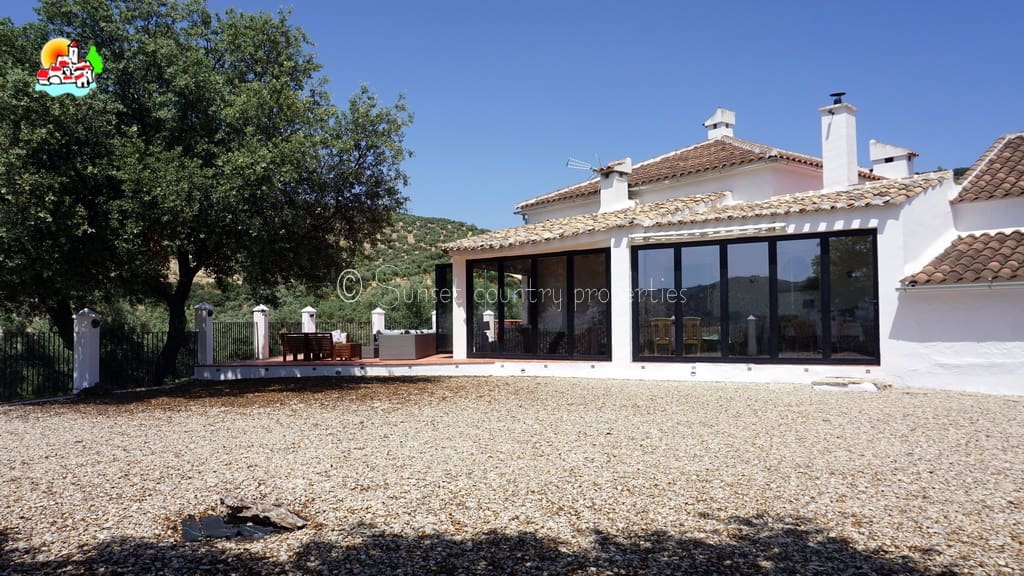 4 bedroom Finca/Country House for sale in Iznajar with pool - € 439,000 (Ref: 9087384)