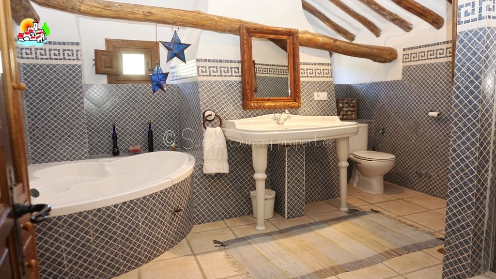 4 bedroom Finca/Country House for sale in Iznajar with pool - € 439,000 (Ref: 9087384)