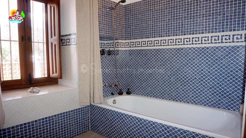 4 bedroom Finca/Country House for sale in Iznajar with pool - € 439,000 (Ref: 9087384)