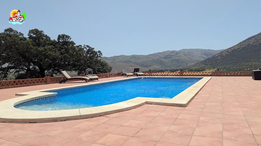 4 soveværelse Finca/Landehus til salg i Loja med swimmingpool garage - € 649.950 (Ref: 9104890)