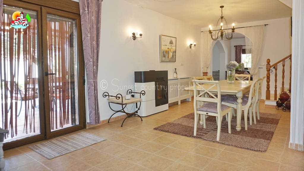 4 soveværelse Finca/Landehus til salg i Loja med swimmingpool garage - € 649.950 (Ref: 9104890)