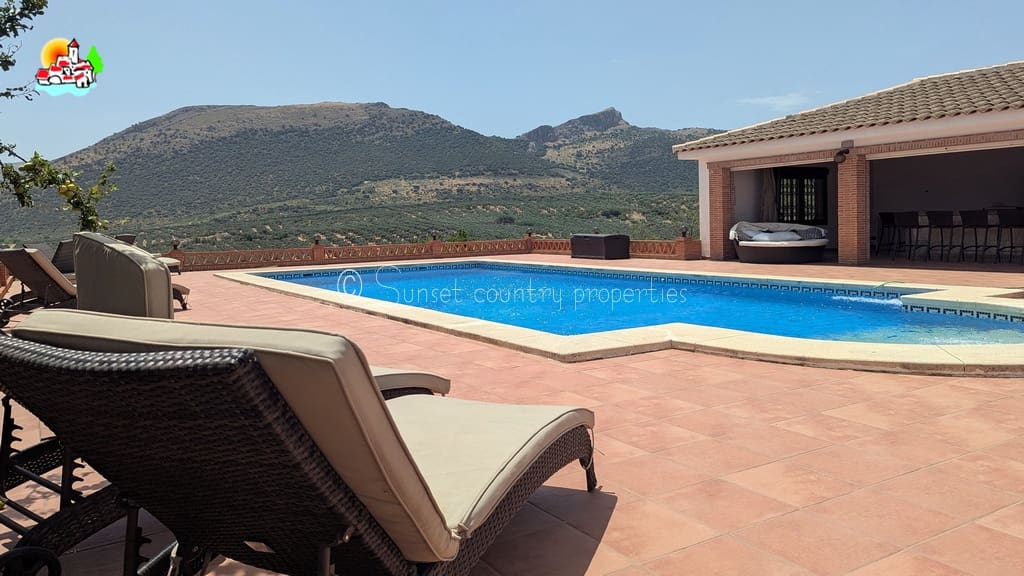 4 soveværelse Finca/Landehus til salg i Loja med swimmingpool garage - € 649.950 (Ref: 9104890)