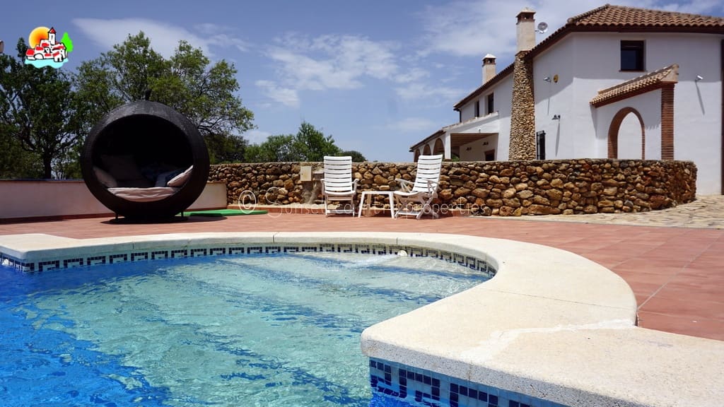 4 soveværelse Finca/Landehus til salg i Loja med swimmingpool garage - € 649.950 (Ref: 9104890)