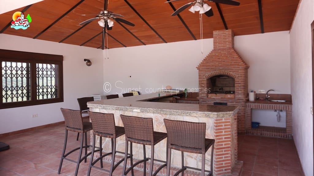 4 soveværelse Finca/Landehus til salg i Loja med swimmingpool garage - € 649.950 (Ref: 9104890)