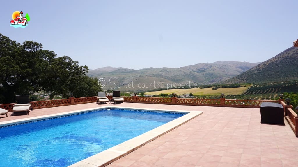 4 soveværelse Finca/Landehus til salg i Loja med swimmingpool garage - € 649.950 (Ref: 9104890)