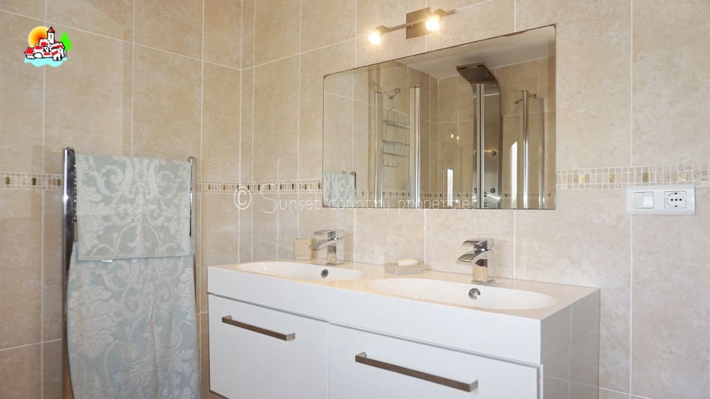 4 soveværelse Finca/Landehus til salg i Loja med swimmingpool garage - € 649.950 (Ref: 9104890)