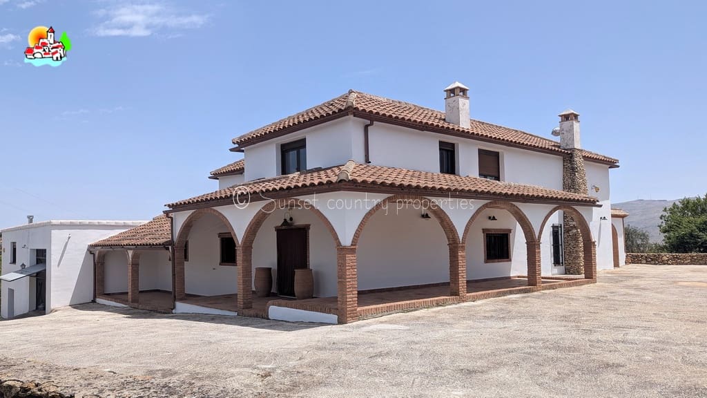 4 soveværelse Finca/Landehus til salg i Loja med swimmingpool garage - € 649.950 (Ref: 9104890)