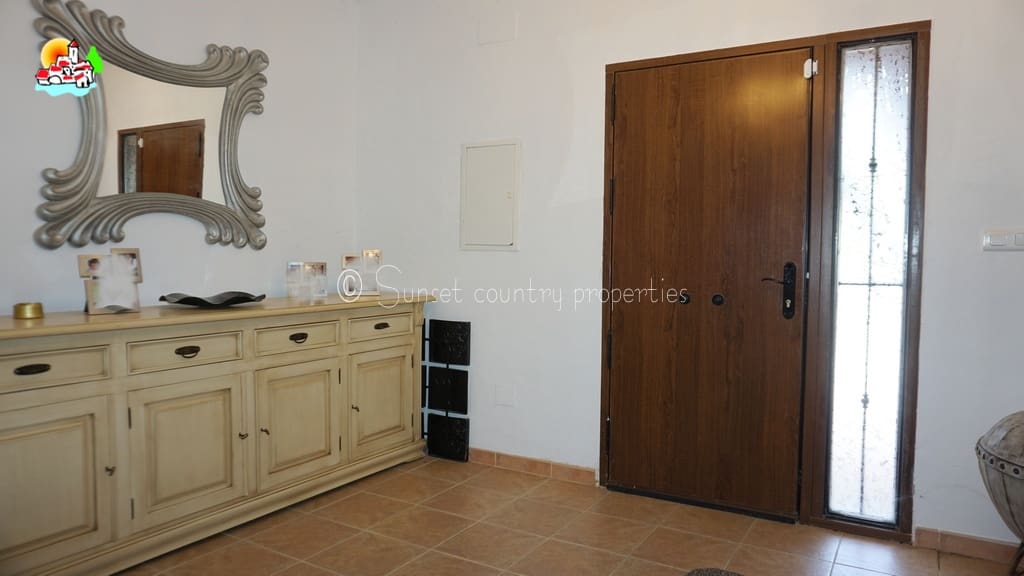 4 soveværelse Finca/Landehus til salg i Loja med swimmingpool garage - € 649.950 (Ref: 9104890)